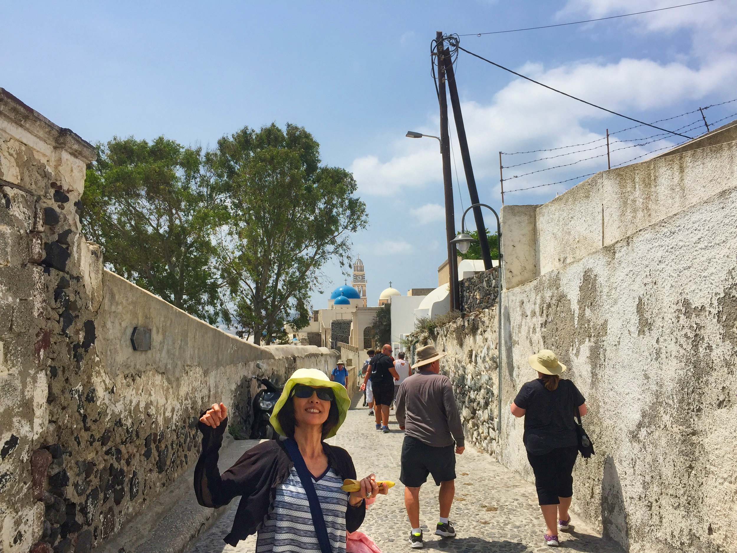  Walking into Fira, it is about to get very crowded and hot. 