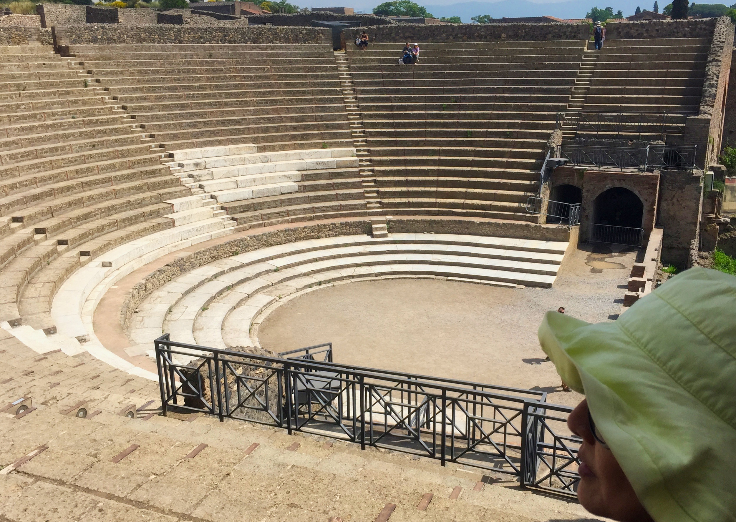 While Yumi took a rest in the shade in this theatre a tour guide for a Chinese group did an Opera performance. Outstanding voice.