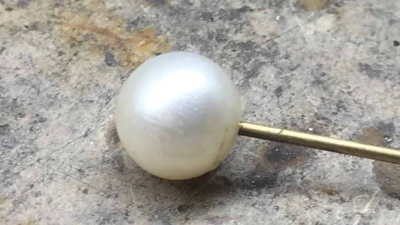 The posted screwed to the pearl.