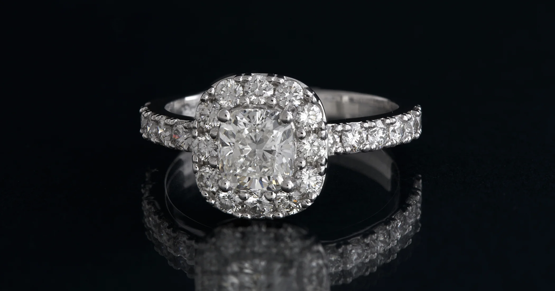 Proposal ring version #2. Larger diamonds in the halo.