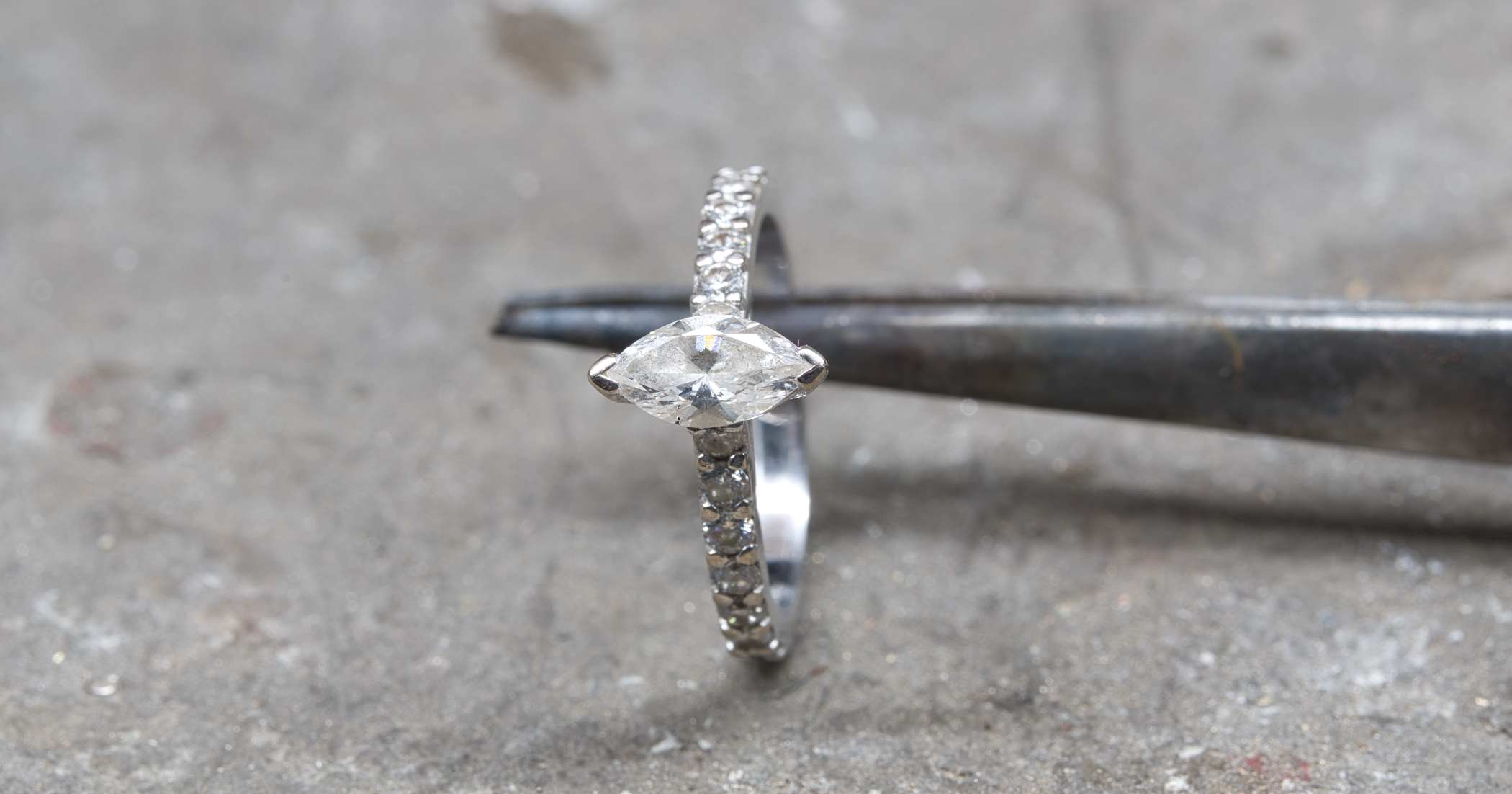 Clean diamond top with a dirty back.