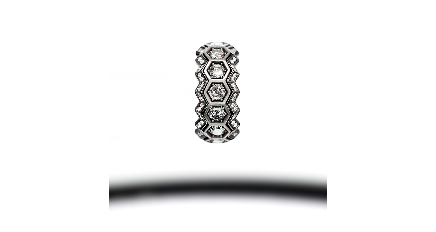 Three-Storey Ring with zig zag side bands