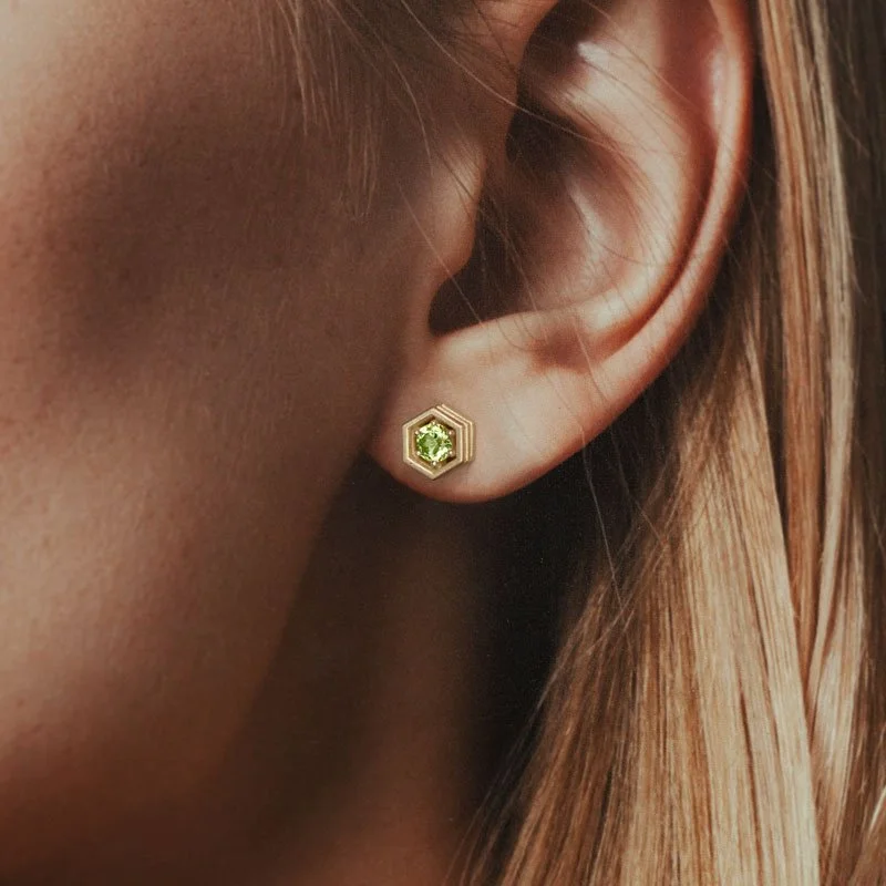 Strata_1E_YG_peridot_WORN_800.jpg