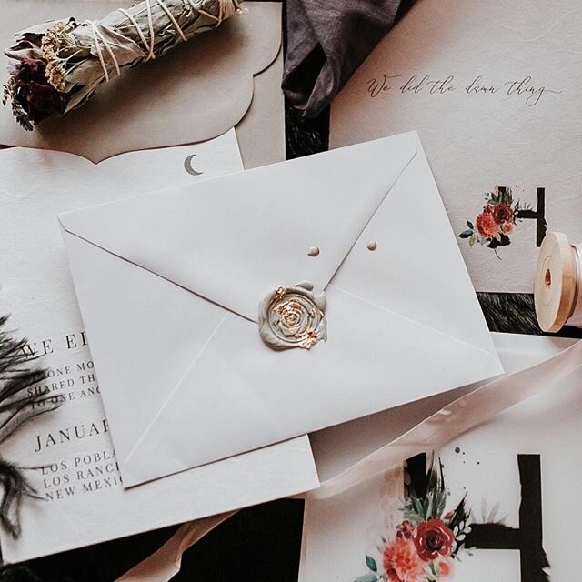 WOW OK GO OFF @alicialuciaphotos 😝 thanks for capturing some of my designs so epically! Wax seals + gold flake, scalloped edges, boho florals, Helvetica, these are a few of my favorite thinggggs!  Had so much fun with zeee #stationery for this #drea