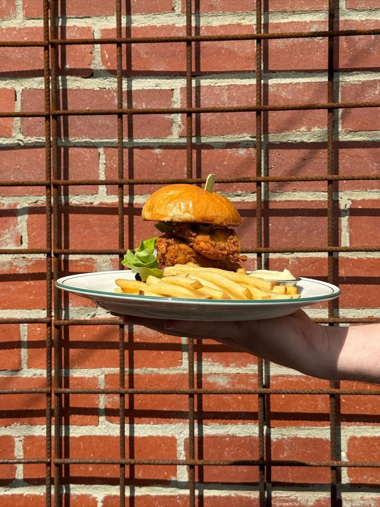 Fried Chicken Burger
w/ chipotle aioli, tomato, red onion, jalapeños, butter lettuce & chips 
Crispy, spicy, creamy, crunchy, this one’s got it all. Golden fried chicken stacked with a hit of chipotle heat and a little jalape&ntild