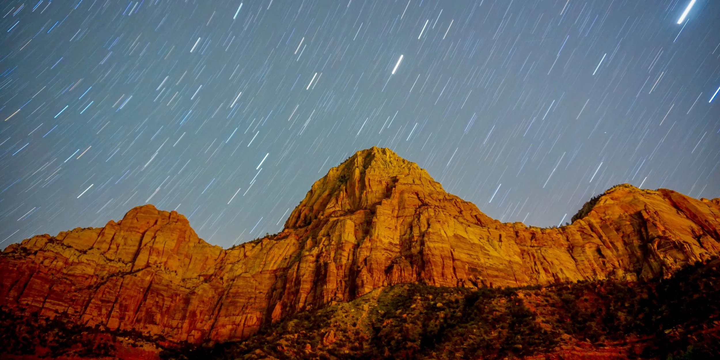long exposure photography using slow shutter speed star trails