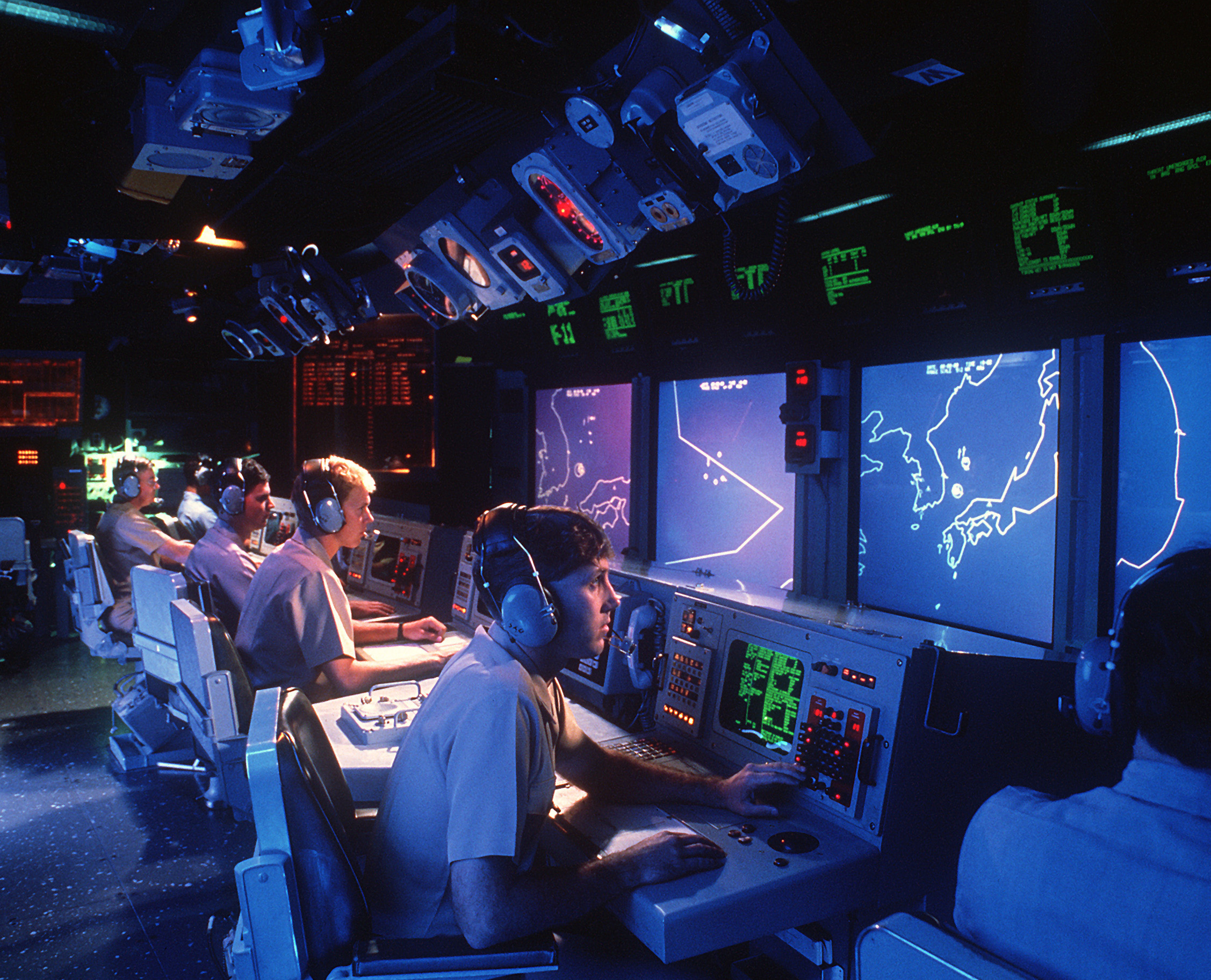 Aegis_USS_Vincennes_(CG-49)_Aegis_large_screen_displays.jpg