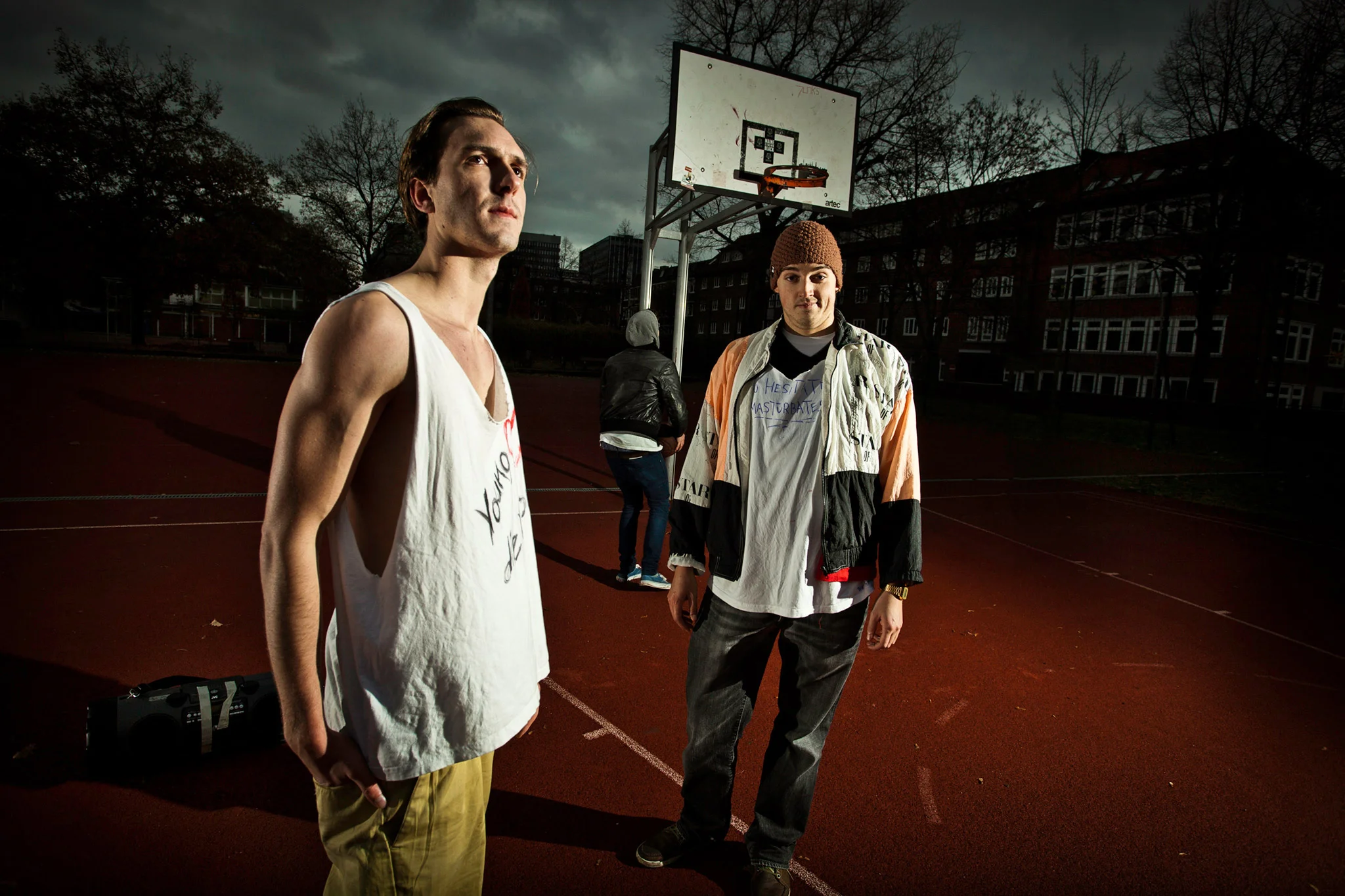 ©TomWoollard_editorial-lifestyle-young-urban-men-drinking-playing-basketball-hanging-out-moody-night-hamburg.jpg
