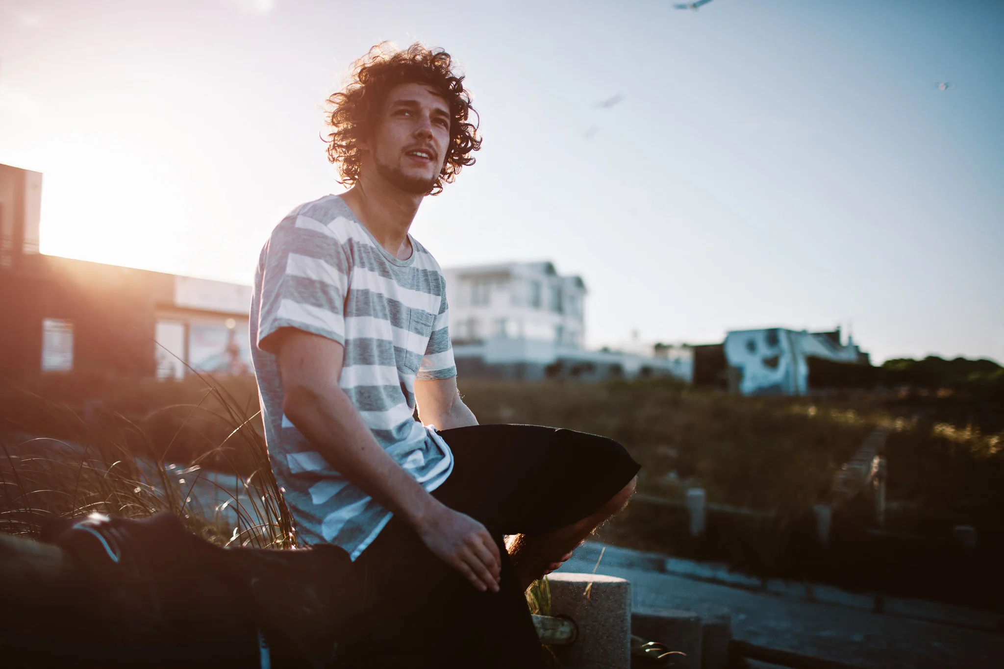 ©TomWoollard_Mario-Rodwald_kiteboarding-editorial-lifestyle-young-cool-man-sitting-beach-morning.jpg