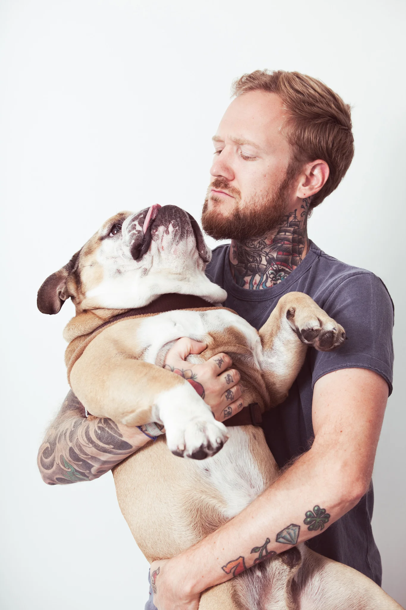 ©TomWoollard_Beebop_Hamburg-editorial-portrait-stylish-man-with-tattoos-beard-holding-bulldog.jpg