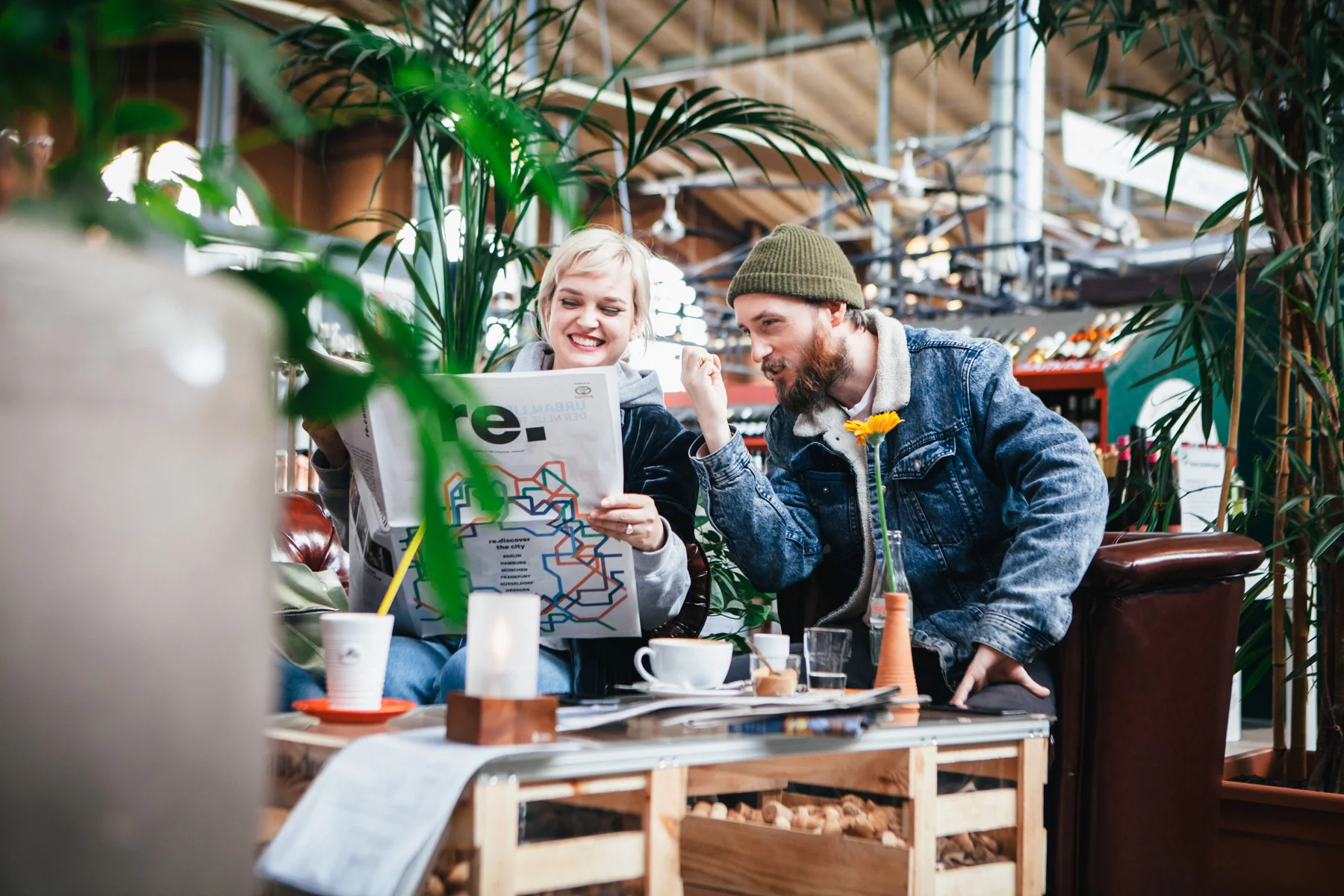 ©TomWoollard_Toyota_CHR_editorial-lifestyle-happy-couple-drinking-coffee-reading-newspaper-in-Berlin-cafe.jpg