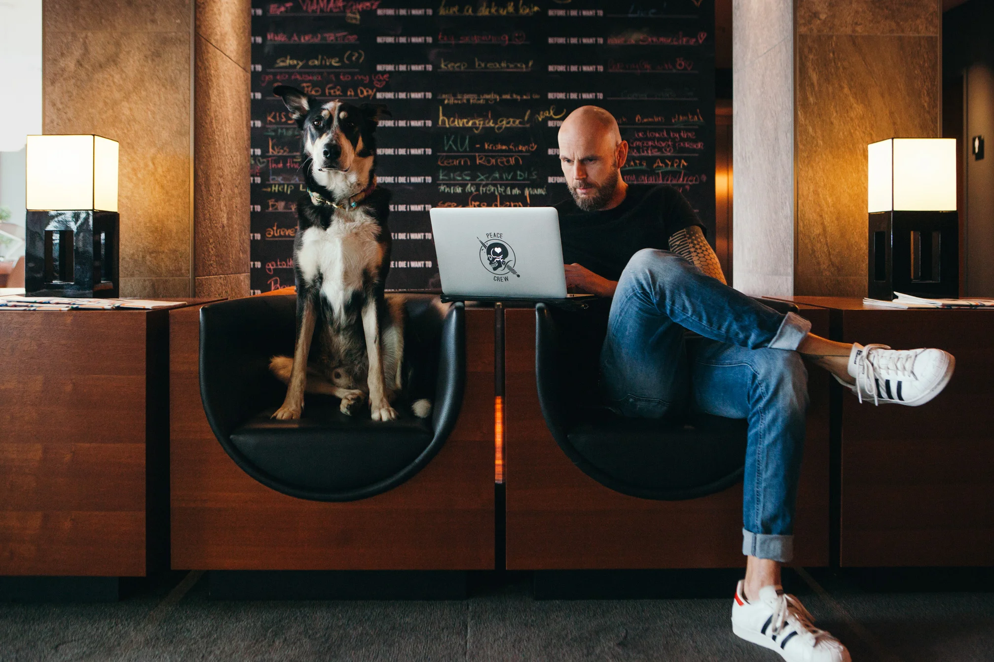 ©TomWoollard_editorial-portrait-stylish-cool-urban-man-musician-with-dog-using-laptop-hotel-lobby_Düsseldorf.jpg