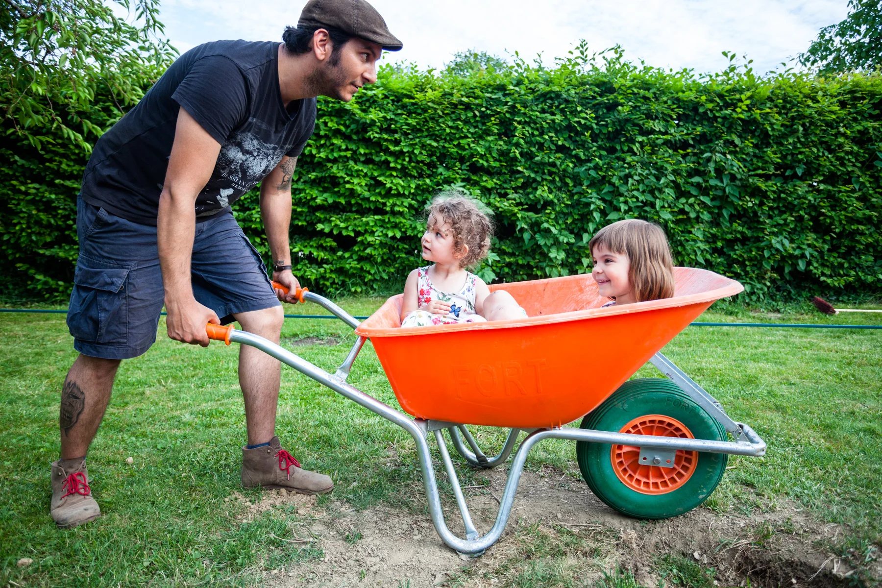©TomWoollard_OBI_editorial-lifestyle-father-with-young-daughters-playing-in-garden-wheelbarrow.jpg
