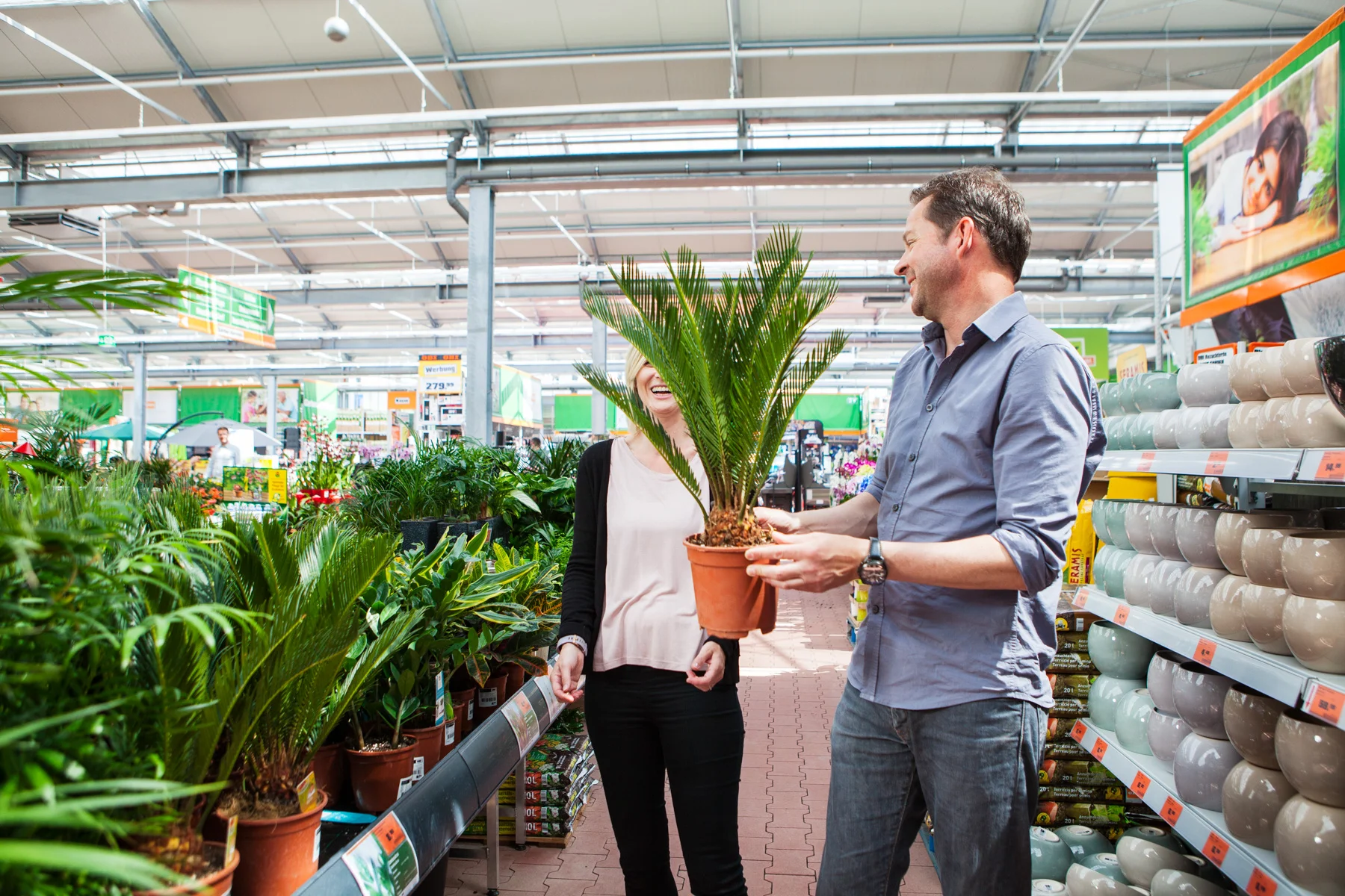 ©TomWoollard_OBI_Cologne-store-editorial-lifestyle-happy-couple-choosing-garden-plants-laughing.jpg