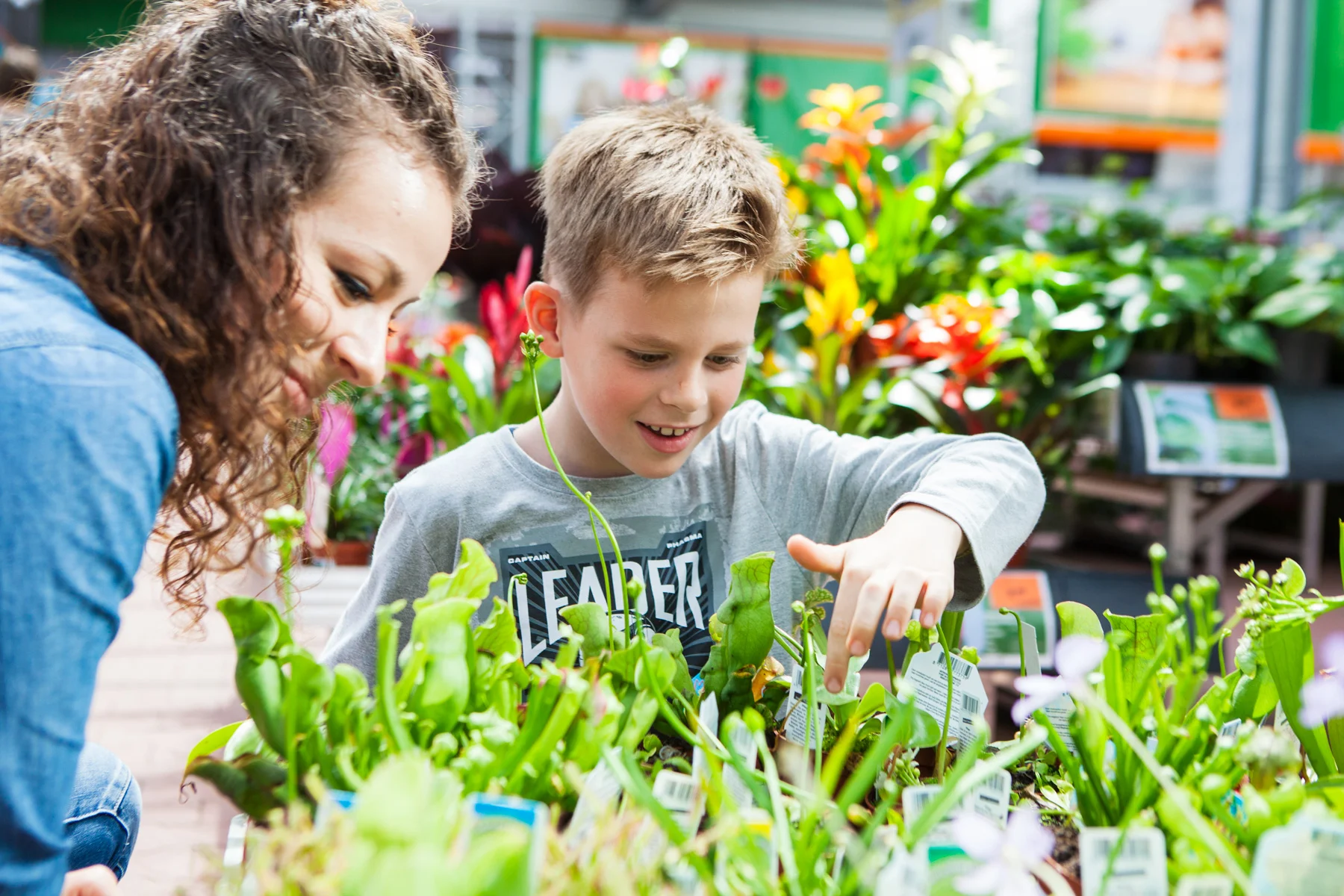 ©TomWoollard_OBI_Cologne-store-editorial-lifestyle-happy-children-looking-at-garden-plants.jpg