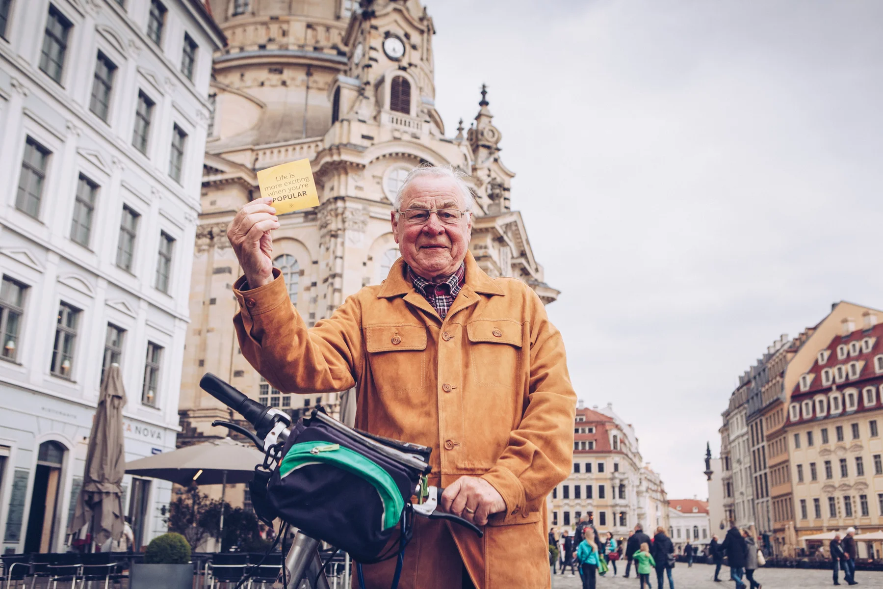 ©TomWoollard_editorial-lifestyle-portrait-senior-man-with-bicycle-holding-sticker_Dresden.jpg