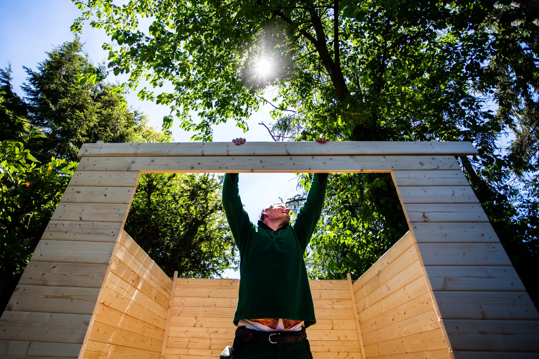 ©TomWoollard_OBI_Cologne-editorial-lifestyle-garden-worker-building-wooden-shed-construction.jpg