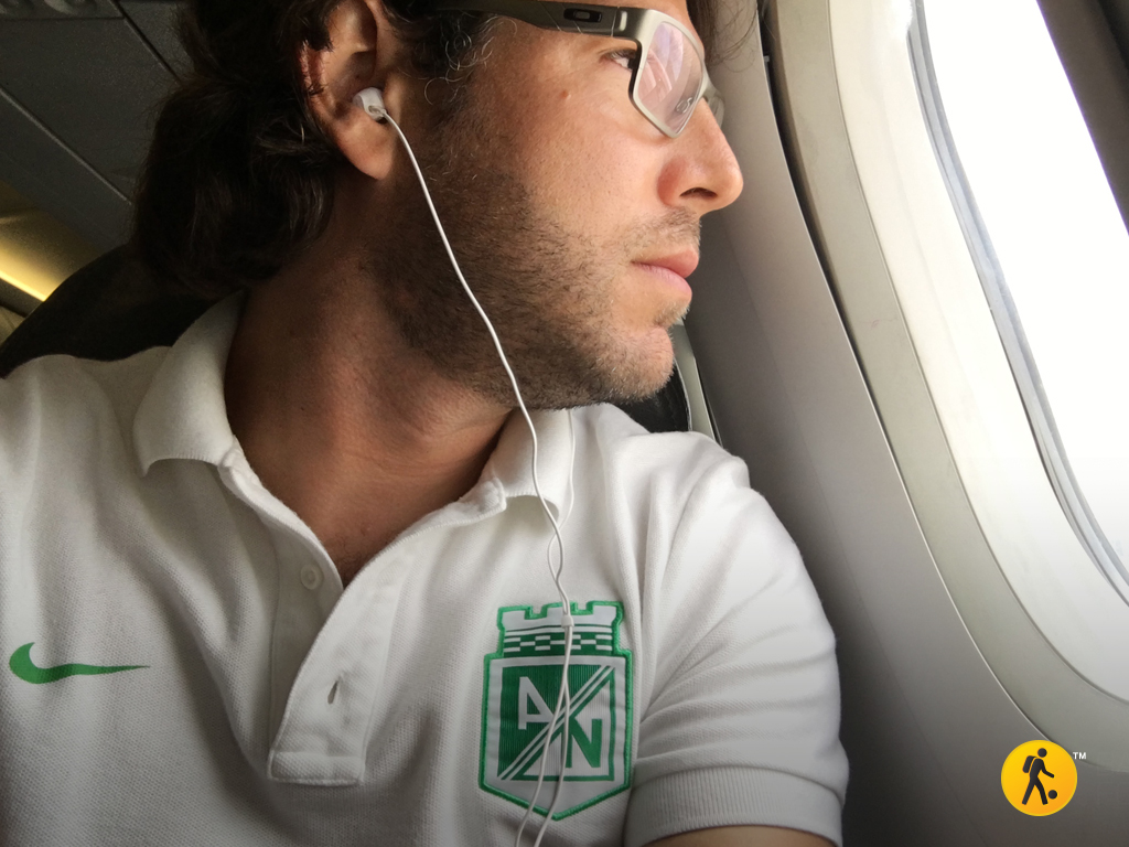 En el avión, camino a Medellín.