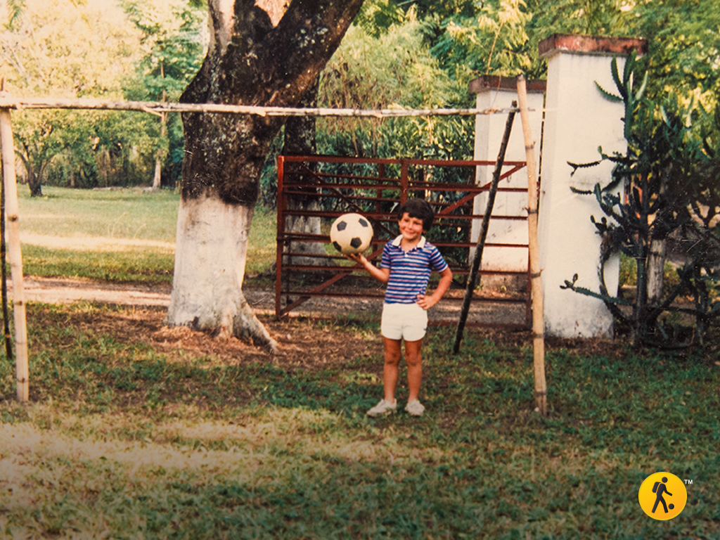 En la canchita que nos construyó el abuelo. La sonrisa de mi hermano Felipe cuando me ganaba en los penaltis