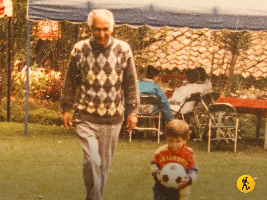 Mi abuelo Horacio enseñándole a mi hermano Jorge sus primeros toques de balón