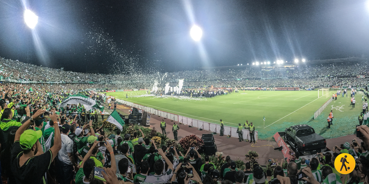 The moment when Nacional's captain, Alex Henriquez received the champion's trophy.