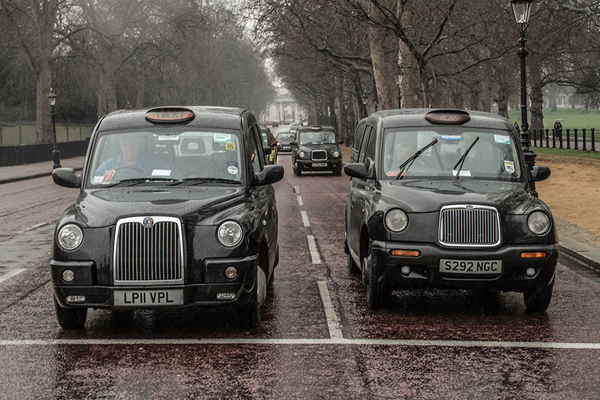 TAXI London's official taxis can be hailed in the street or at prominent places, including many mainline rail, Tube and bus stations. Many black cabs accept payment by credit or debit card.