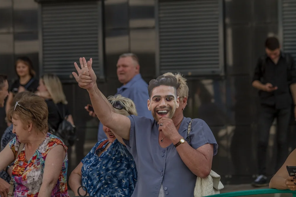 The locals fans took to the street to welcome the fans and show their support for their favorite players.