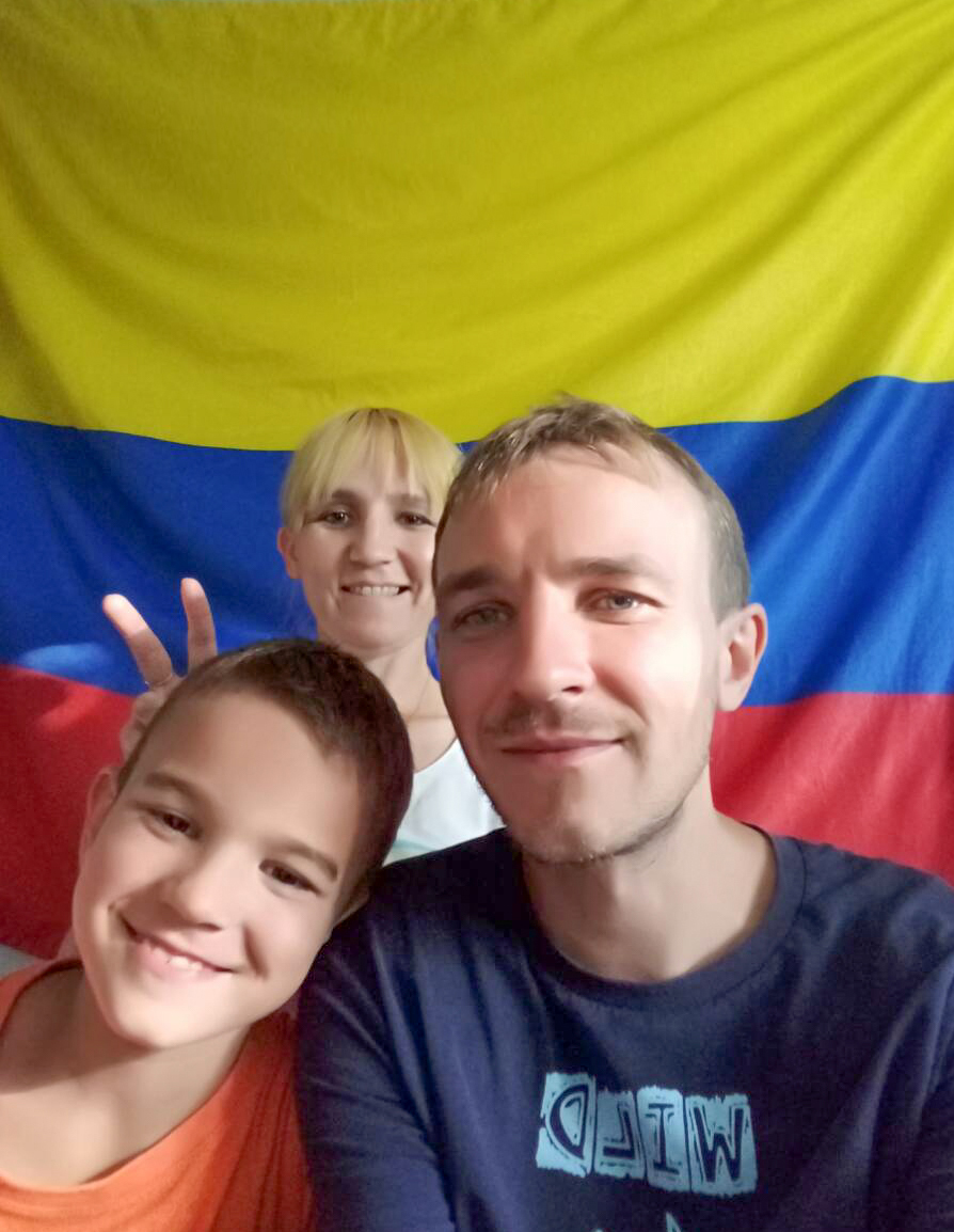 Zhenia en su cuarto junto a sus padres Alex y Natalie.