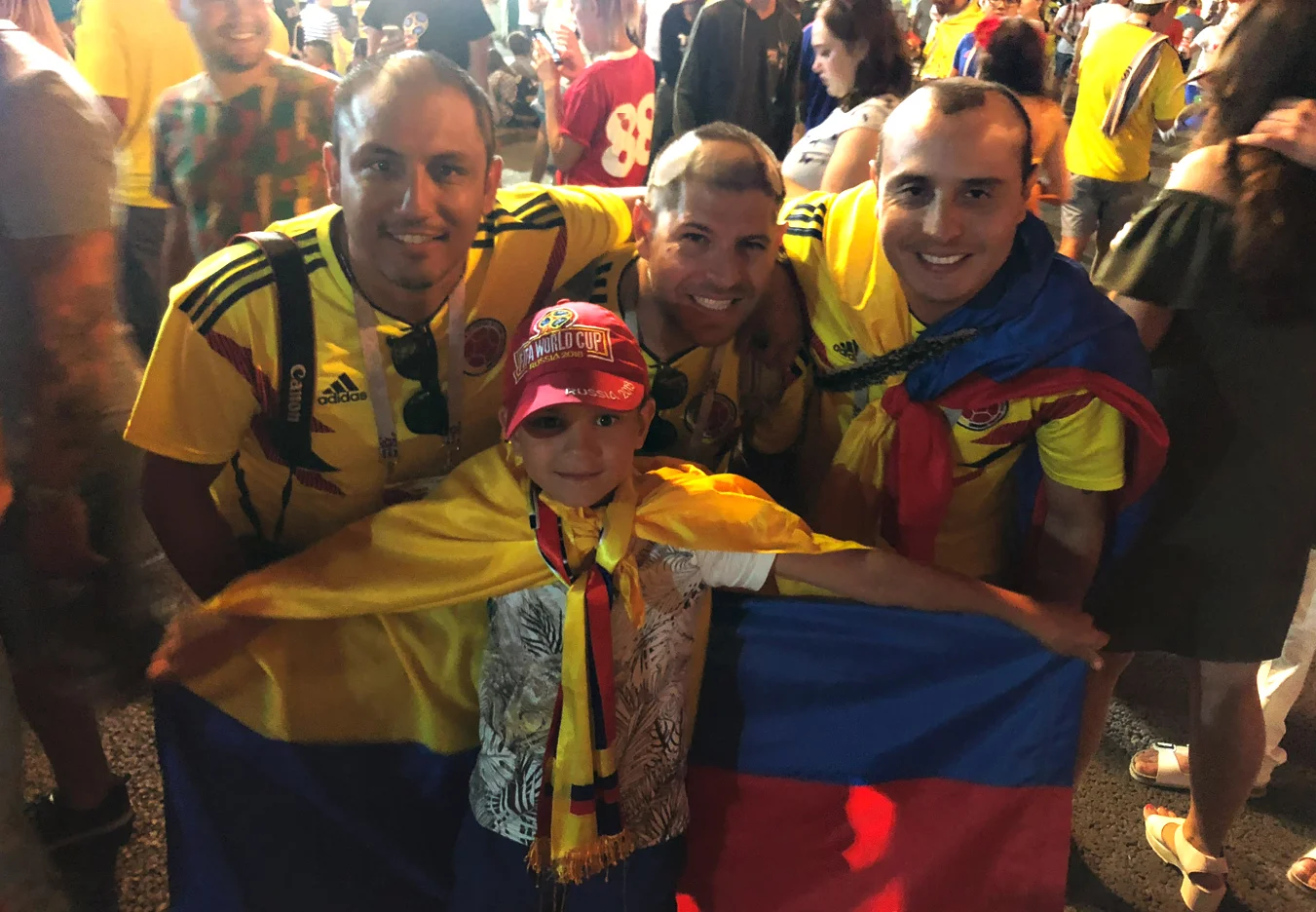 El equipo de Backpacking Football con Zhenia en el FIFA fan fest de Samara.
