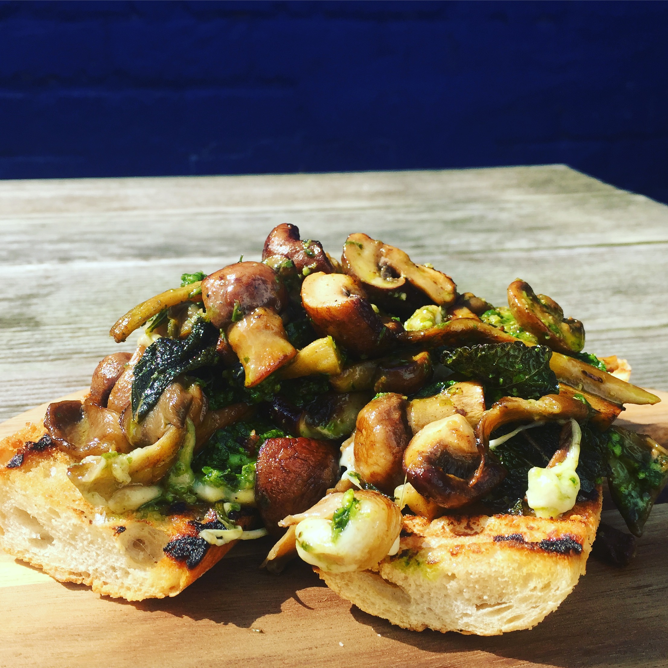 Bruschetta aux champignons, mozarella et pesto d'ail des ours — sokitch