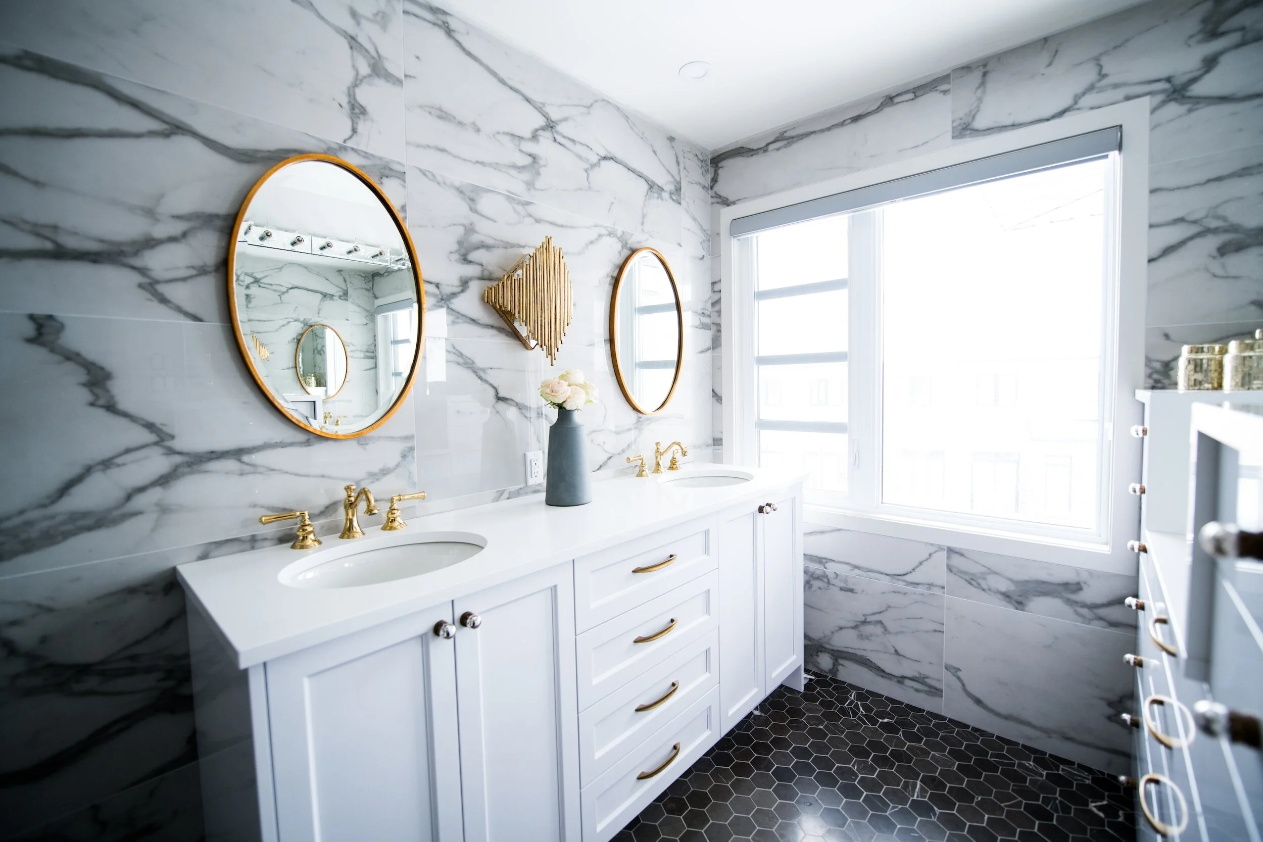 Creating a Stunning Bathroom with Marble Countertops and Sinks