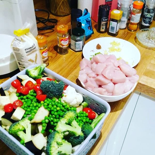 Another client cooking a fresh Mistrychef curry. www.mistrychef.com
#curry #currynight #homecooking #fresh #easy #simple #delicious #yummy #healthyfood #healthy #healthyeating #healthiswealth #tryit #inspired #indian #cooking #class #indianfood #spic