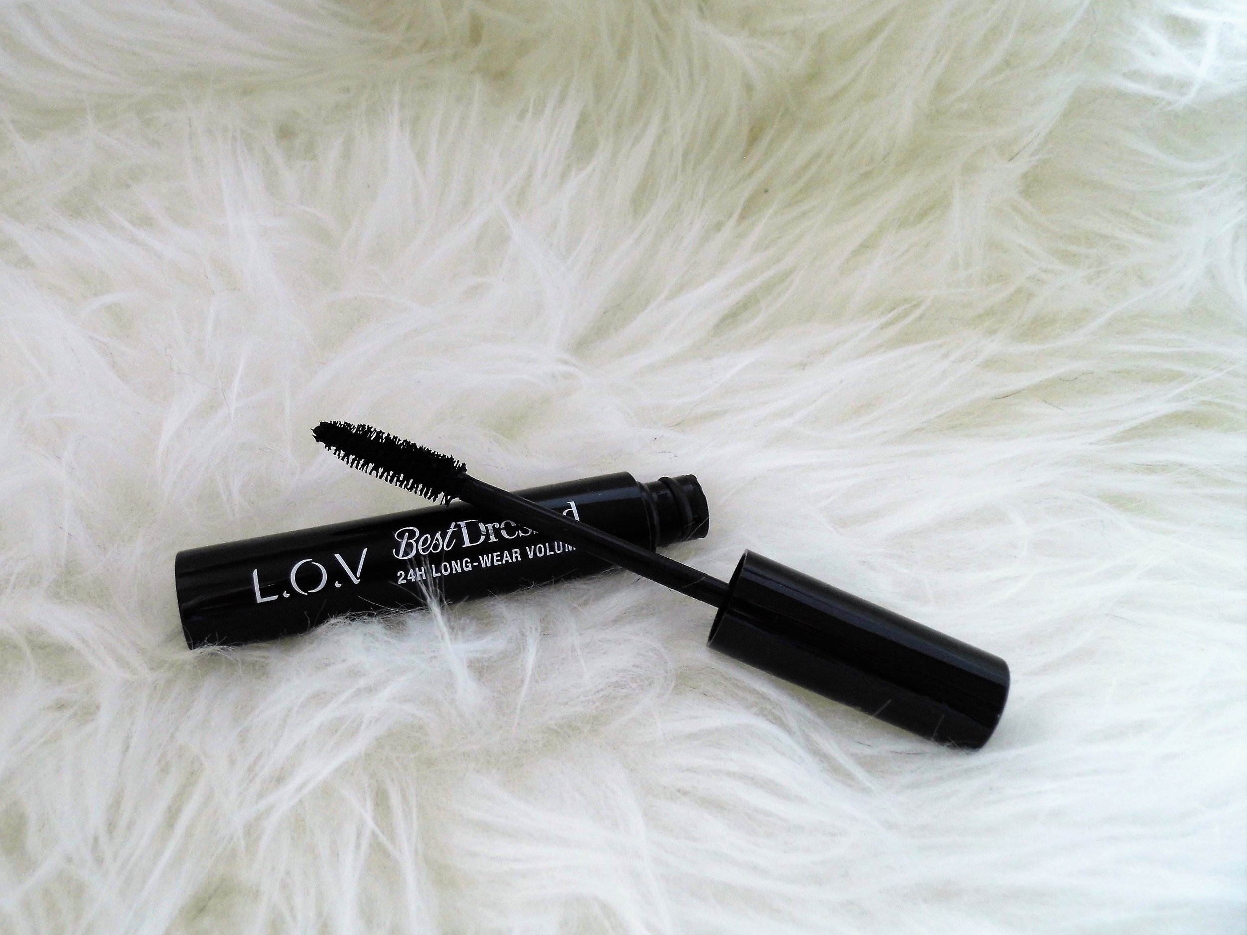 Velvet black mascara