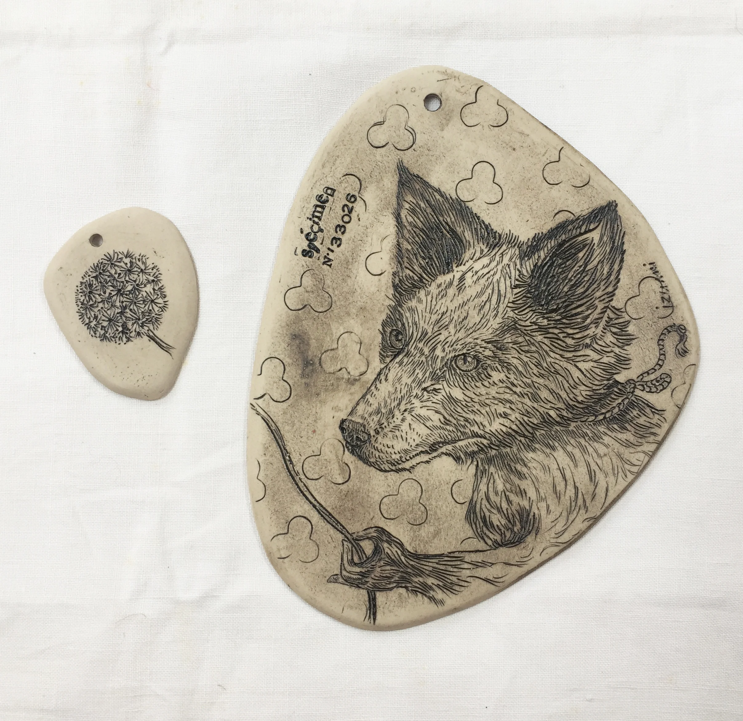 IZUMI_PLAQUE_GRAVEE_loup_pissenlit.jpg