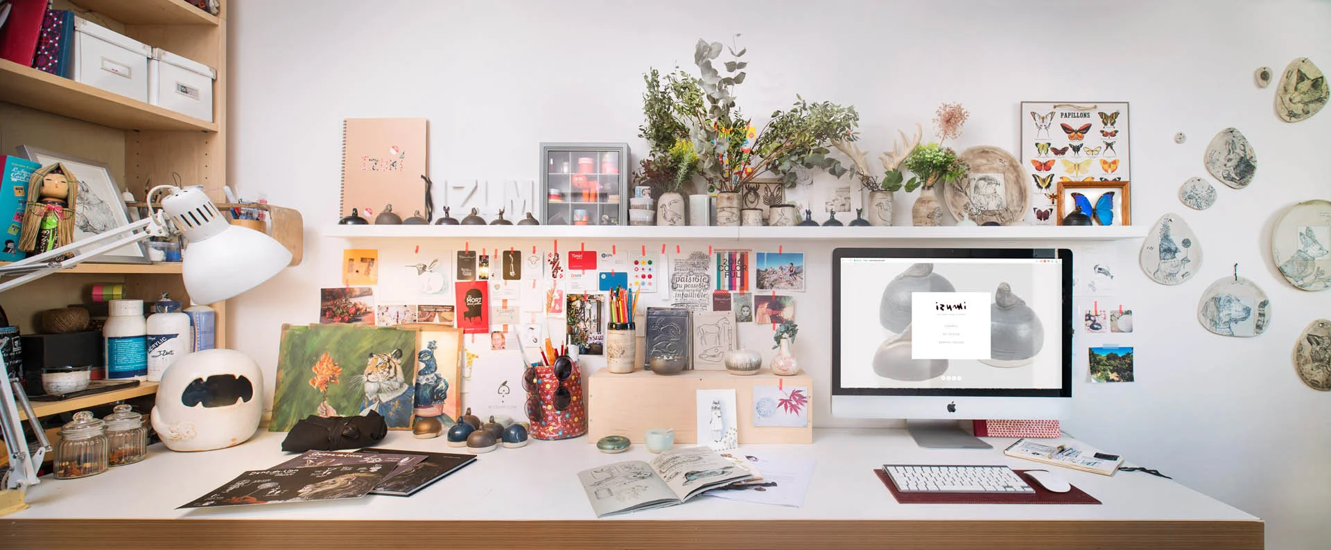Izumi travaille dans son atelier de Charenton-le-Pont aux portes de Paris. Directrice artistique, graphiste, artiste illustratrice et céramiste, elle a un univers créatif unique et propre à sa sensibilité franco-japonaise. Photographe : Giuliano Ottaviani