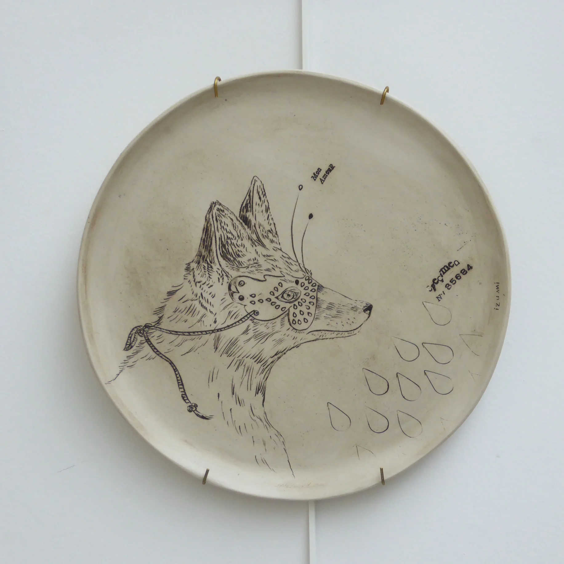 IZUMI_PLAQUE_GRAVEE_renarad_masqué.JPG