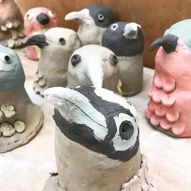 Atelier c&eacute;ramique &laquo;&nbsp;oiseaux&nbsp;&raquo; 8-10 ans #atelierenfant #c&eacute;ramique #byizumi #oiseauceramique #oiseau #engobe #faience