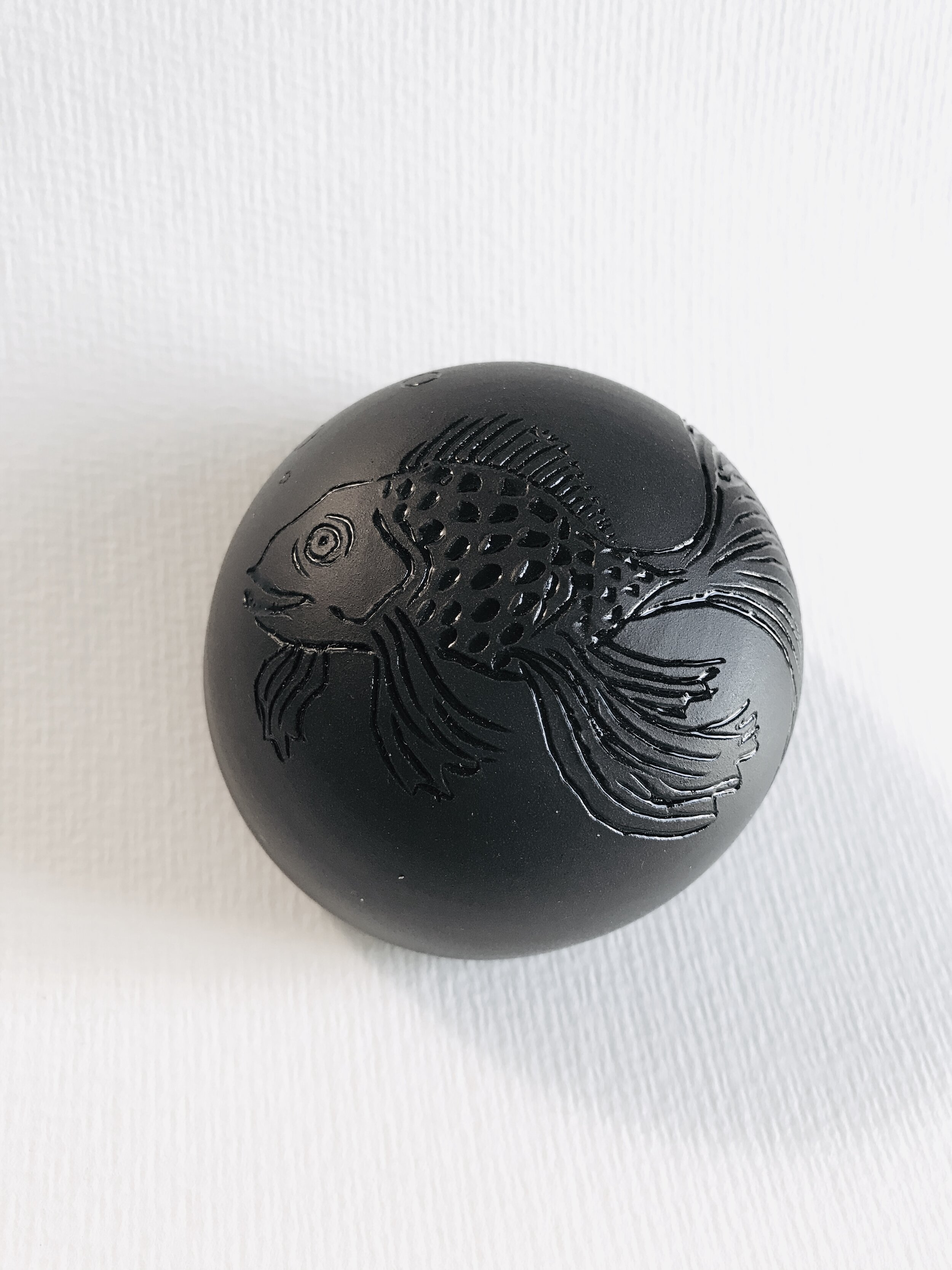 salière porcelaine noire_poisson_1.jpg