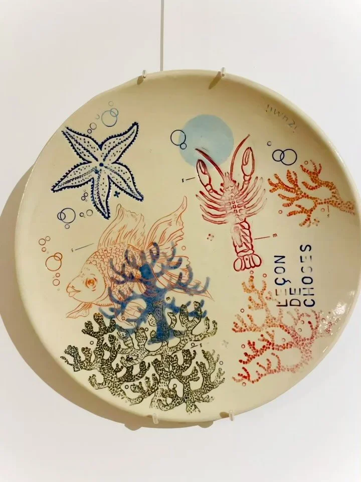 [ Plat grav&eacute; oc&eacute;an ]

Plat grav&eacute;, en c&eacute;ramique fa&ccedil;onn&eacute; et illustr&eacute; &agrave; la main, tampon scolaire, mise en couleur engobe et &eacute;mail. 
Diam&egrave;tre 26cm. 
&Agrave; suspendre ou pour le servi