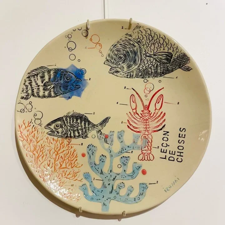 [ Plat grav&eacute; oc&eacute;an ]

Plat grav&eacute;, en c&eacute;ramique illustr&eacute; &agrave; la main, tampon scolaire, mise en couleur engobe et &eacute;mail. 26cm. 
&Agrave; suspendre ou pour le service. 

En vente &agrave; la galerie @lelieu