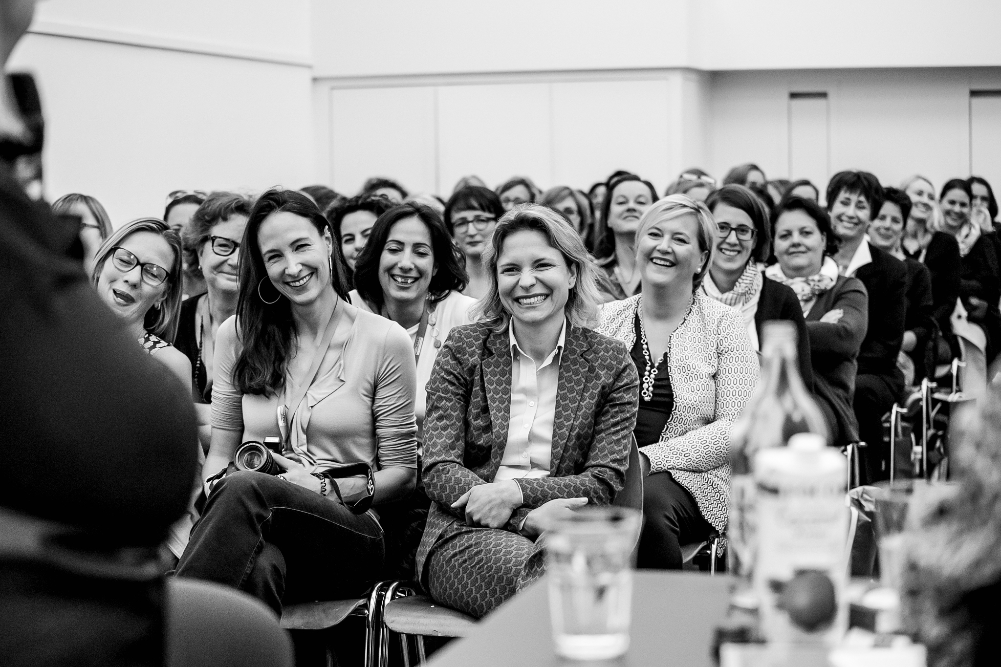 Die Frauen im Publikum sind besser gekleidet als die Moderatorin? Schlimm? Offensichtlich nicht so sehr...