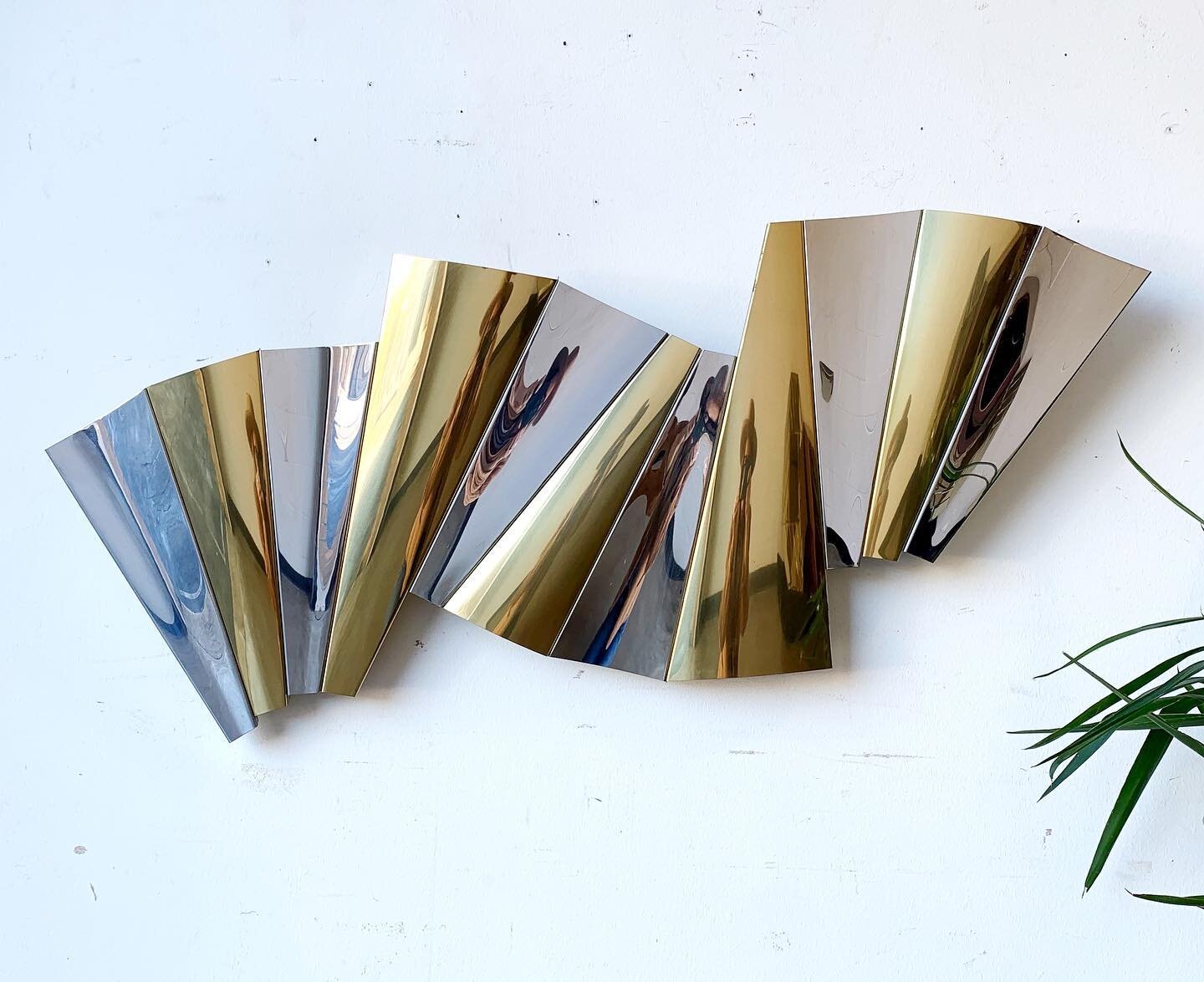 Curtis Jere in Da House! 🙌

SOLD / 1985 Curtis Jere Abstract Wave Ribbon Sculpture! Comprised of alternating concave and convex brass + chrome triangles. It can be hung in any orientation - diagonal, horizontal or vertical. Total eye candy to add to