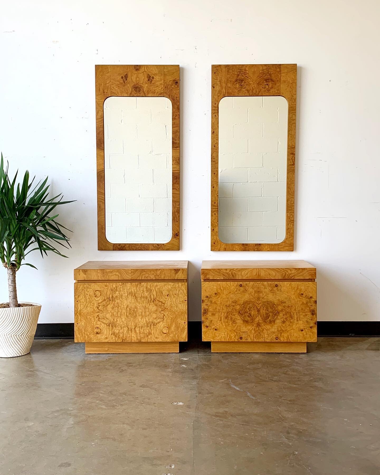 SOLD / Mid Century Modern Burl Nightstand + Mirror Set by Lane Furniture! In the style of Milo Baughman. An absolutely breathtaking set to flank your bed ✨ Nightstands are on a plinth base with one deep drawer and a pull out laminate surface! Make su