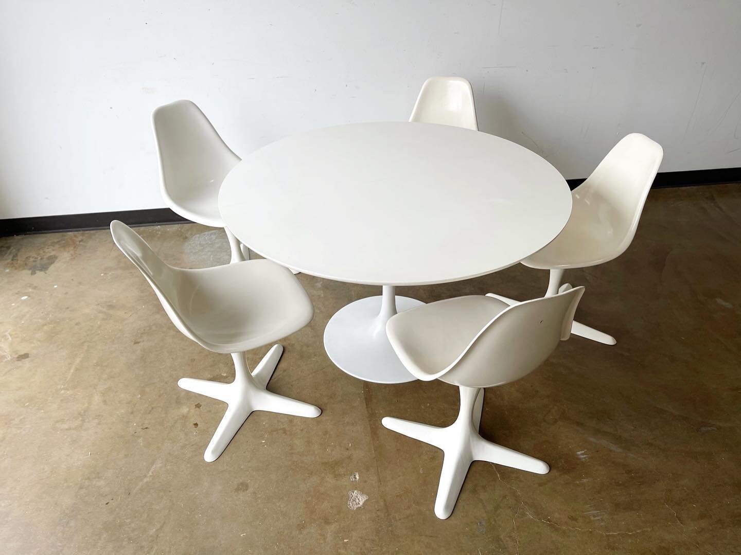 1960&rsquo;s Mid Century Modern Tulip Dining Set By Burke! Made here in Dallas, Texas. A design that&rsquo;s iconic for the era and completely timeless. Set has 5 molded fiberglass chairs and matching 48&rdquo; dining table. 4 chairs swivel and 1 is 