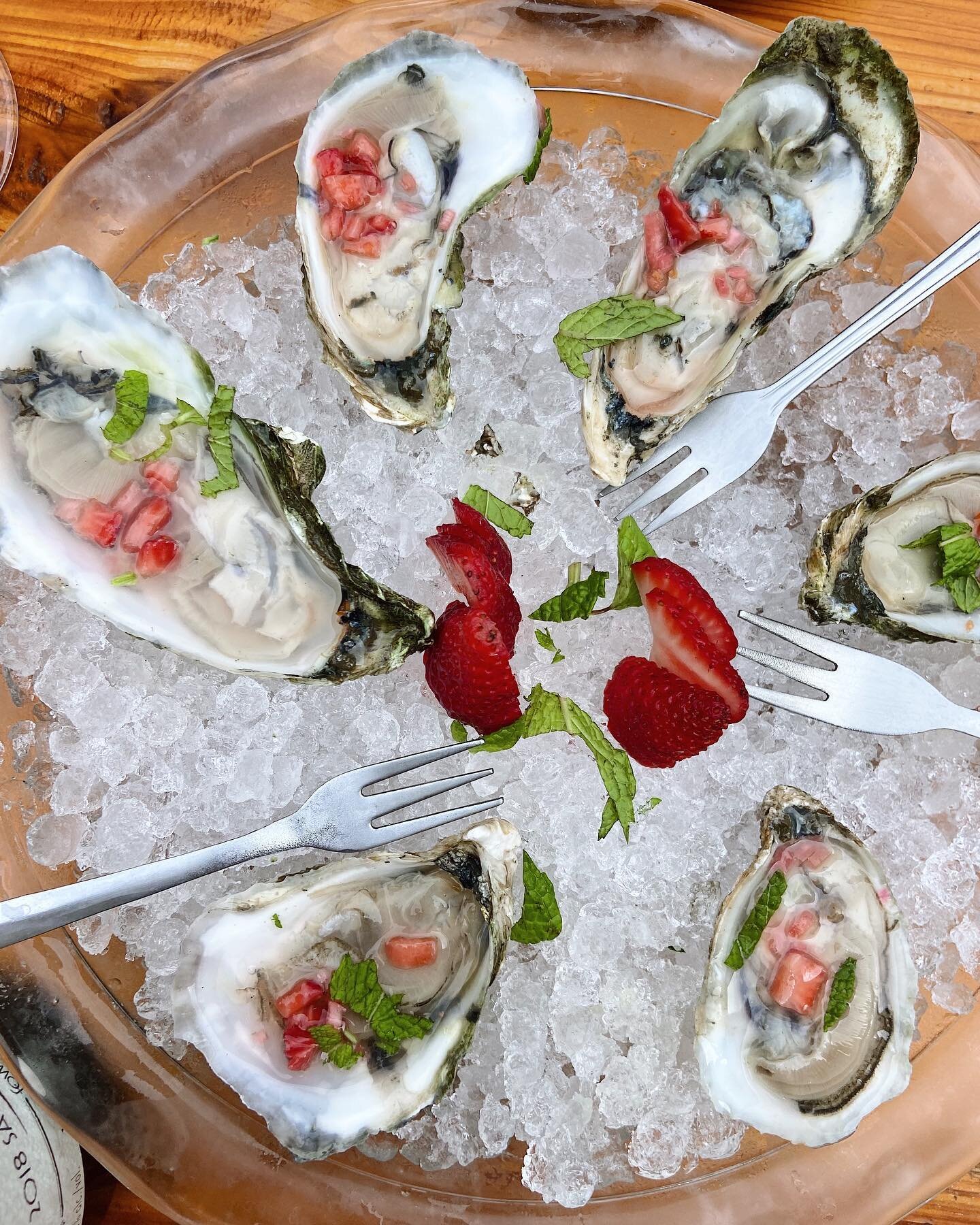 I finally had the chance to eat @storehousebastrop last night with the fambam ❤️ The weather was perfect for sitting in their darling courtyard.

We ordered some tasty 🦪 oysters with a strawberry mignonette 🍓, even if they were definitely a bit on 