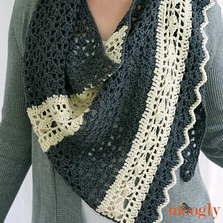 Quicksilver_Shawlette_-_on__closeup_small2.jpg