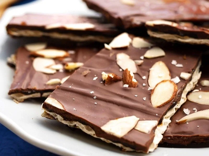 Matzah+Toffee+with+almonds.jpg