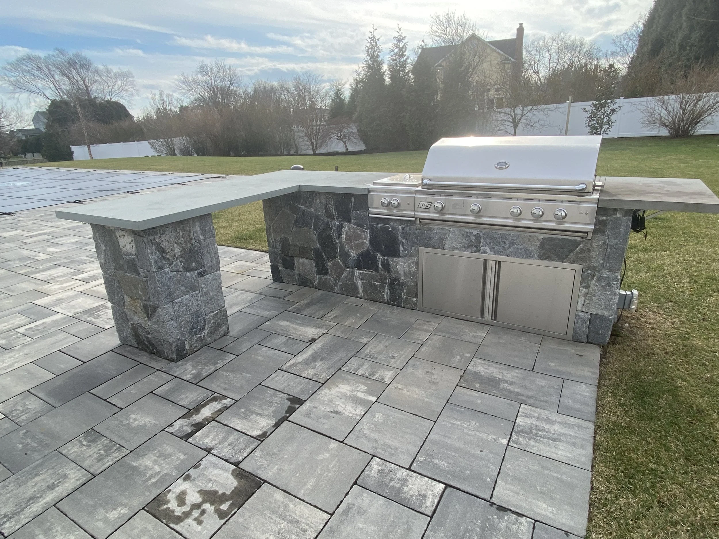 Enhance Your Outdoor Kitchen in Narragansett, RI: The Convenience of a Built-In Bar and Grill Station