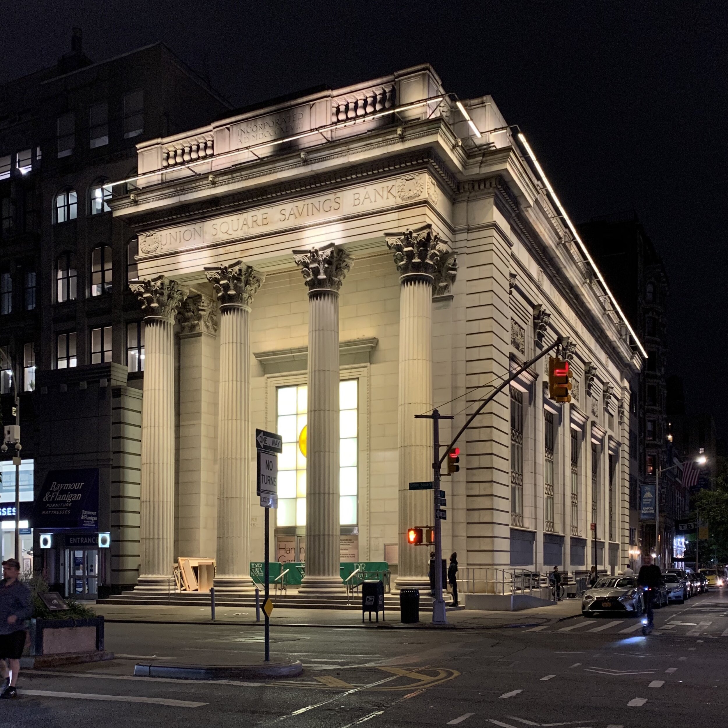 Union_Square_Savings_Bank_building_at_night.jpeg