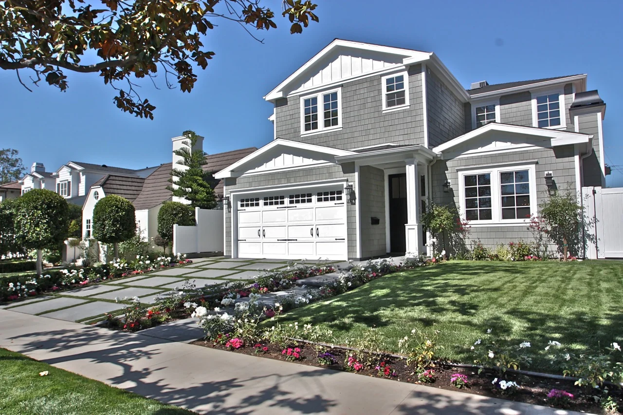 BELLINGHAM | STUDIO CITY This Cape Cod style home with traditional accents make for a quintessential American dream home. Every luxury detail elevates the standard of what a modern day home must be. Smart-home features and top of the line appliances are amenities that make every day life more interactive and enjoyable.